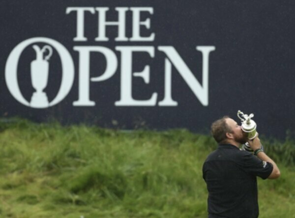 Shane Lowry kisses the Claret Jug 