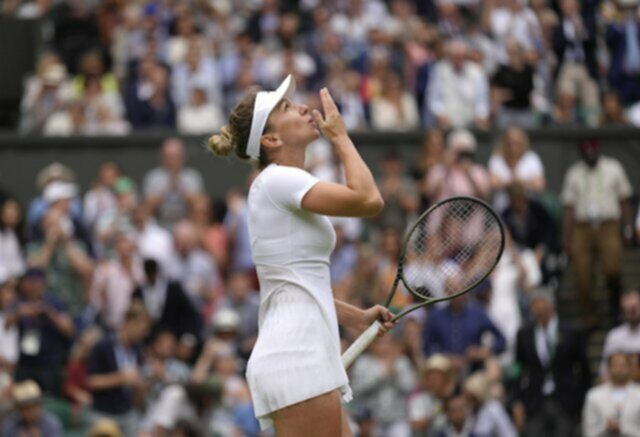 Simona Halep blows kiss to crowd after beating Amanda Anisimova